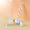 Kunststoff-Reagenzglasflasche mit 45 ml Maskenpulver und getrockneten Blumen