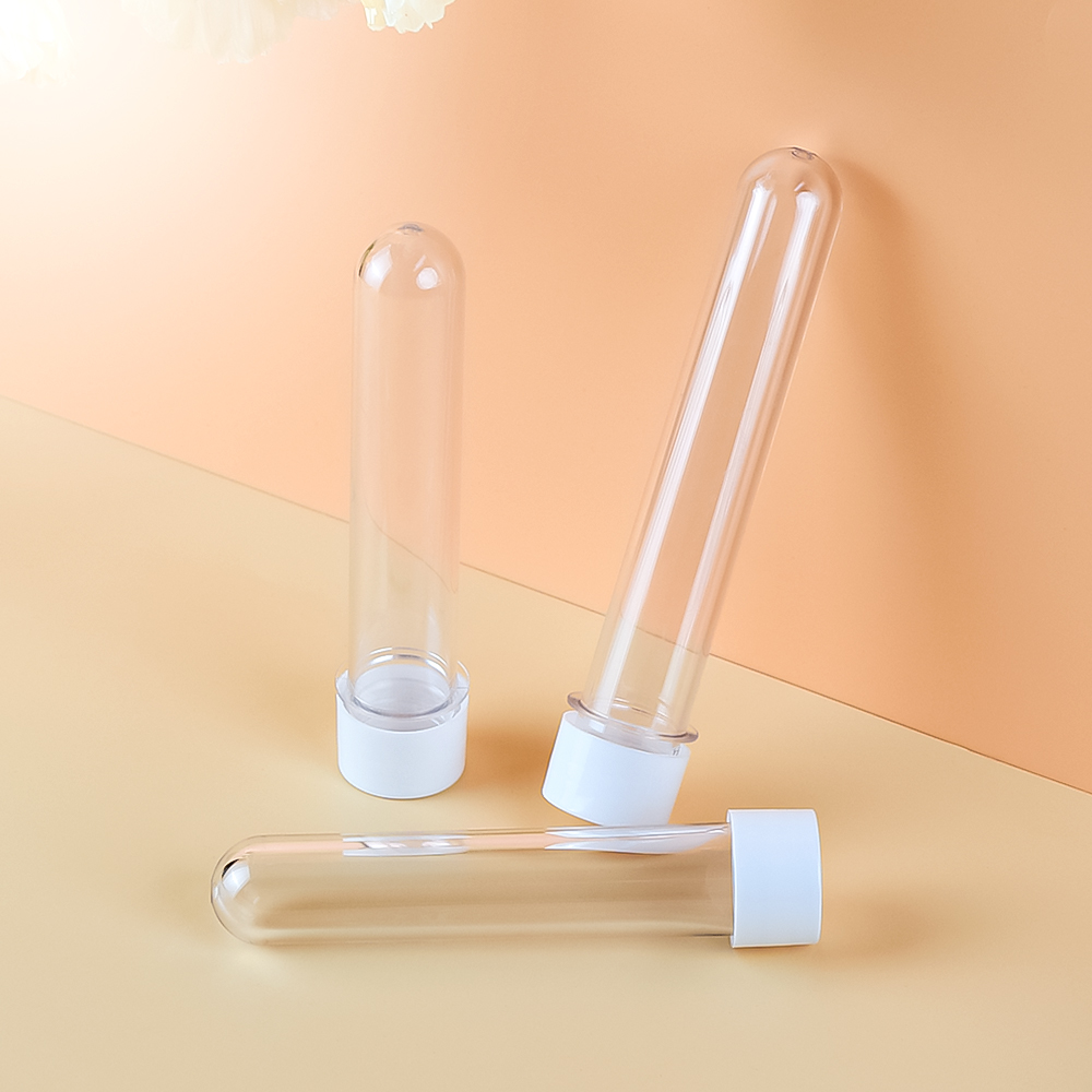 Kunststoff-Reagenzglasflasche mit 45 ml Maskenpulver und getrockneten Blumen
